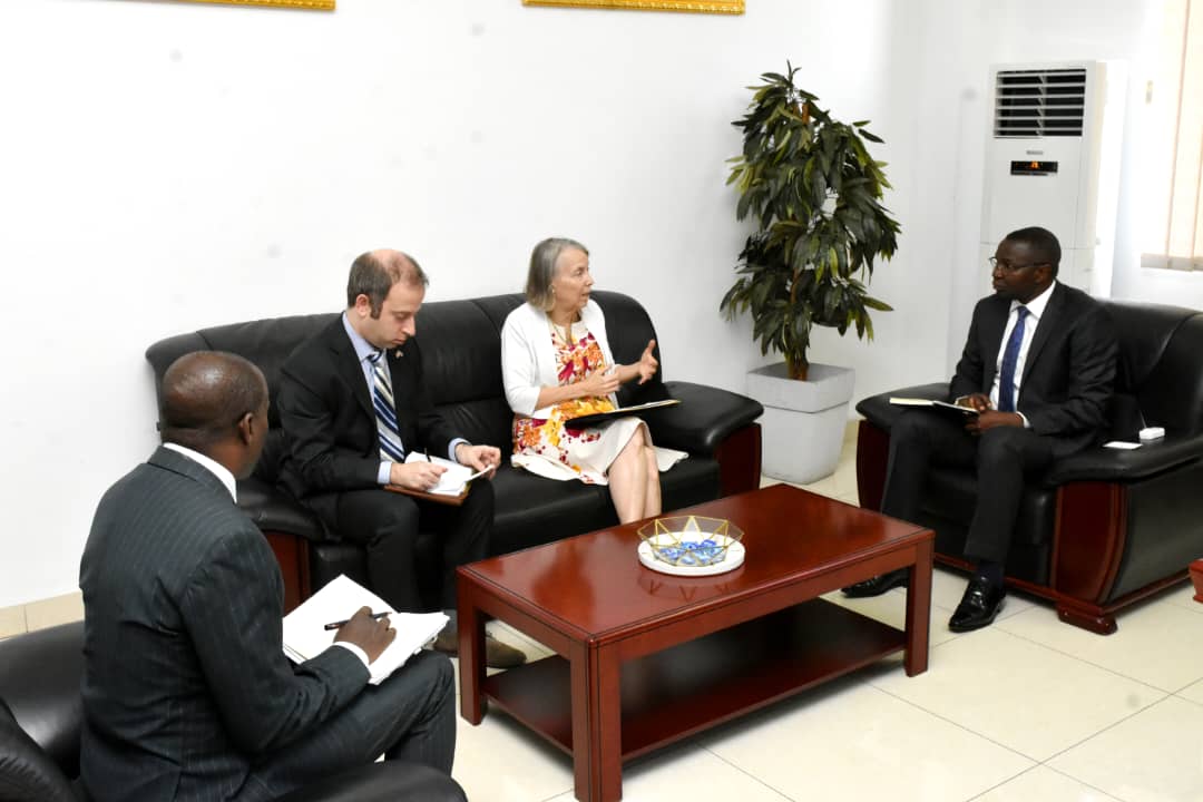 #Coopération &amp; #diplomatie #économique/RDC-USA
La #RDC est de nouveau éligible pour l'année 2024 à la loi sur la croissance et les opportunités en Afrique( #AGOA), message de l'Ambassadeur Américain LUCY TAMLYN ce matin du 20 mars.
Les produits congolais peuvent donc être