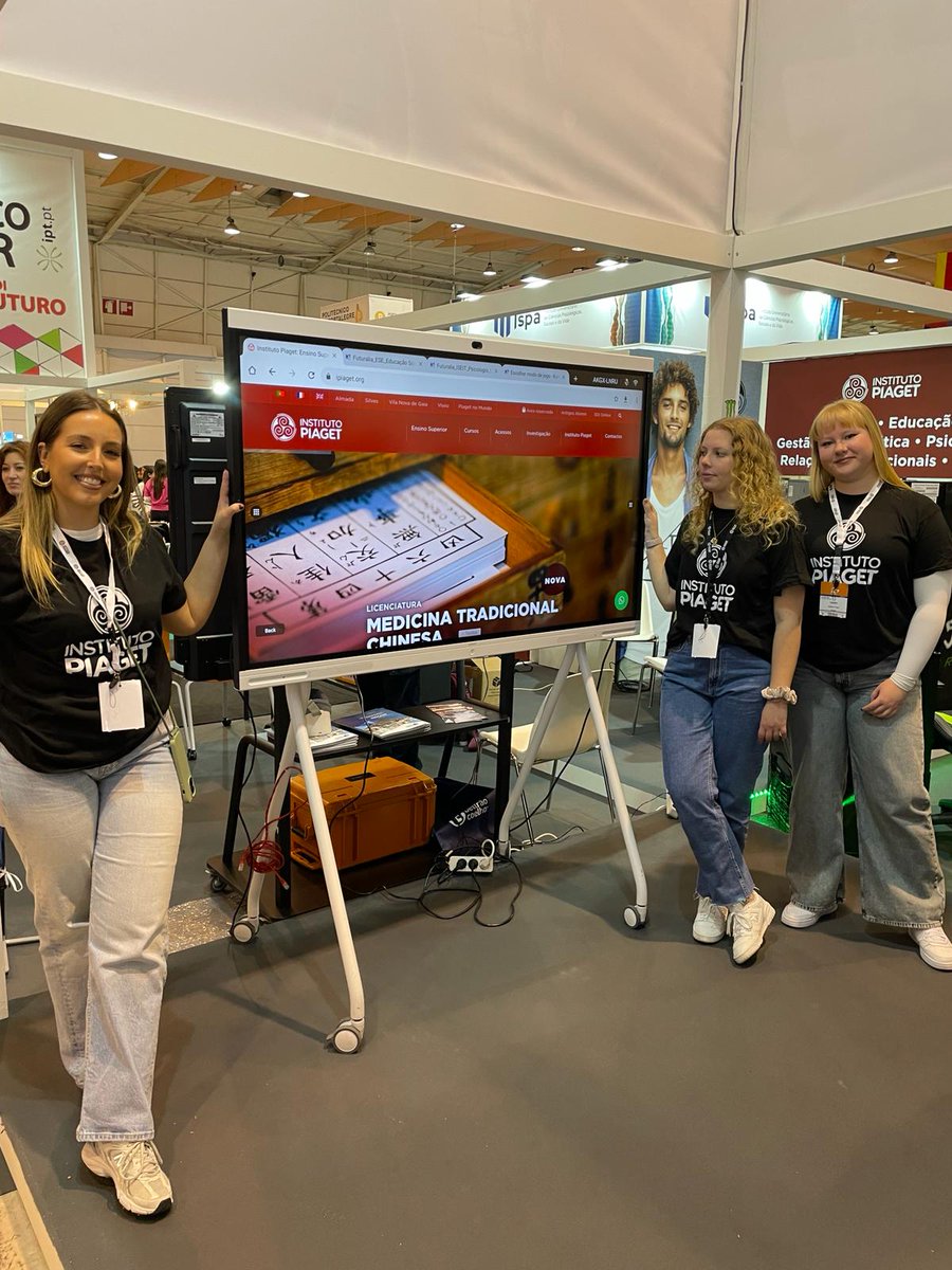 ipiaget's tweet photo. As portas da Futurália já abriram e o nosso stand está pronto para te receber! 🙌
Vem descobrir a nossa oferta formativa e perceber por que é que o IPiaget é a melhor escolha para o teu futuro. 🎓
#ipiaget #futuralia2024 #FIL #estudantes #educacao #ensinosuperior #faculdade https://t.co/vaW3yeF8CB