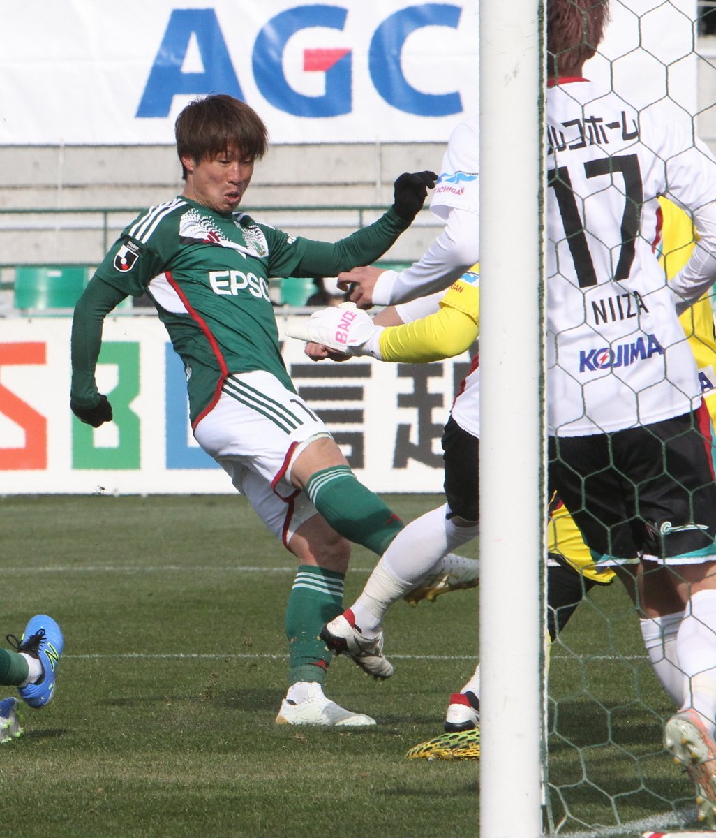 FreshShinshu's tweet photo. #長野パルセイロ ○2―1福島 途中出場の浮田＆忽那弾で逆転！雪のホームで今季リーグ戦初勝利

＃松本山雅 ○1―0岩手 浅川負傷交代も安藤が移籍後初ゴール！ 今季リーグ戦ホーム初勝利

＃柔道 全国高校選手権団体戦 佐久長聖男子は2回戦、女子は1回戦敗退

21日付 #スポニチ信州 https://t.co/IaIh6tiHGb