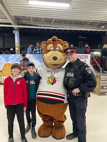 OwenSoundPolice's tweet image. This past Sat. our Youth in Policing students, along with CORE Officers partnered with; Grey Bruce Local Immigration Network, Y Settlement Services &amp;amp; the @AttackOHL to help promote a safe, strong community- supporting new comers, embracing diversity &amp;amp; learning about inclusion.