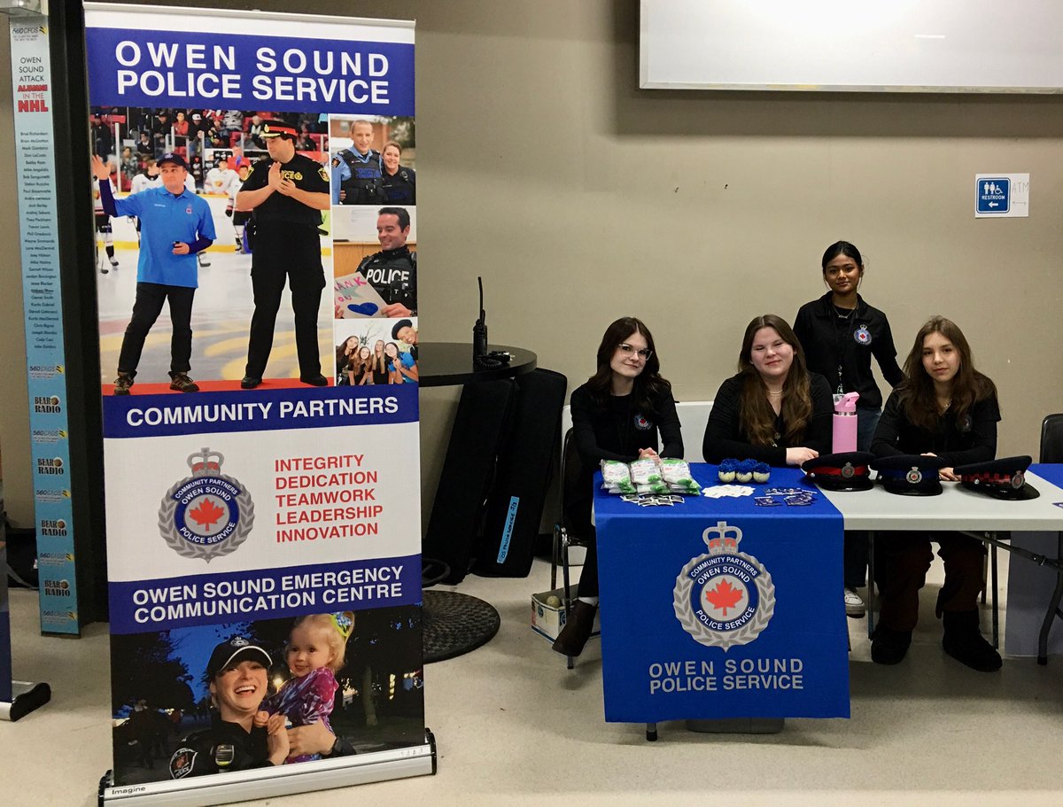 OwenSoundPolice's tweet image. This past Sat. our Youth in Policing students, along with CORE Officers partnered with; Grey Bruce Local Immigration Network, Y Settlement Services &amp;amp; the @AttackOHL to help promote a safe, strong community- supporting new comers, embracing diversity &amp;amp; learning about inclusion.