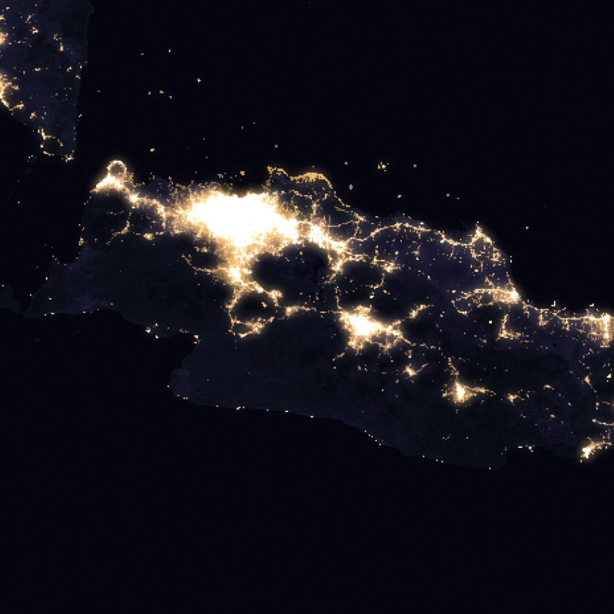 zakiberkata's tweet image. Sebaran polusi cahaya di Jawa malam hari