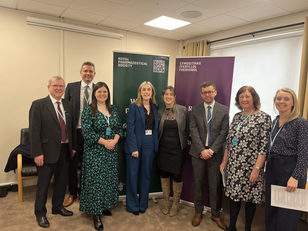 Diolch @DoddsJane and @sarah4bridgend for coming to hear from @RPS_wales in the Senedd today about the wellbeing of pharmacists in Wales.