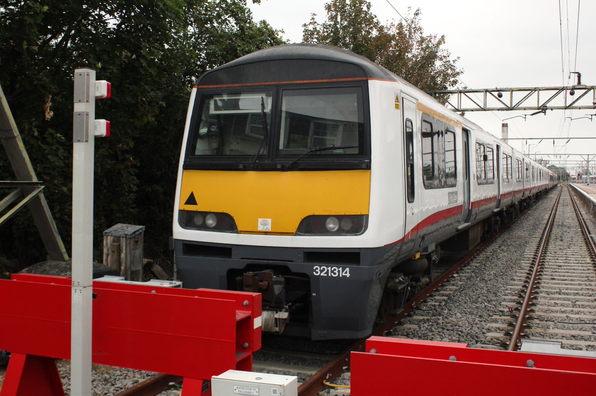 williampgwebb's tweet image. Reckon @RailVaramis will probably reuse the Renatus Class 321s as freight trains #Class321 #NetZero2020 #VaramisRail