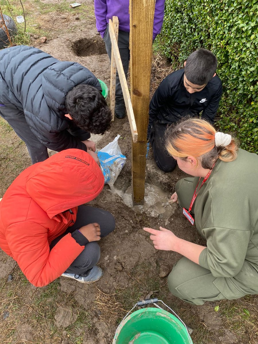 P6s now busy making the fence using @MGMTimber donations! They're discovering talents and passions they didn't know they had and we are so proud of their graft! #HWB #metaskills #outdoorlearning @EdScotLfS @edinburghlfs