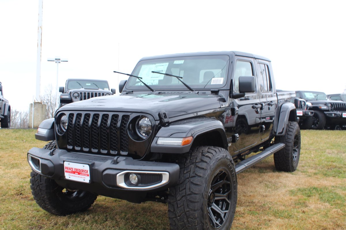 PrinceFredCJD's tweet photo. Ride the waves of adventure this Wave Wednesday with the Jeep Gladiator! 🌊 Dive into endless possibilities with our rugged and reliable vehicles. 

#WaveWednesday #JeepLife #PrinceFrederickCJDR https://t.co/f0GEblUwYr
