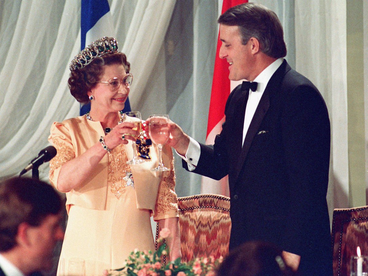 En souvenir du 18e premier ministre du Canada. Archives : Sa Majesté la reine Elizabeth II et le très honorable Brian Mulroney trinquent lors d’un banquet. Québec, le 23 octobre 1987. 📷 La Presse Canadienne/Ron Poling canada.ca/fr/patrimoine-…