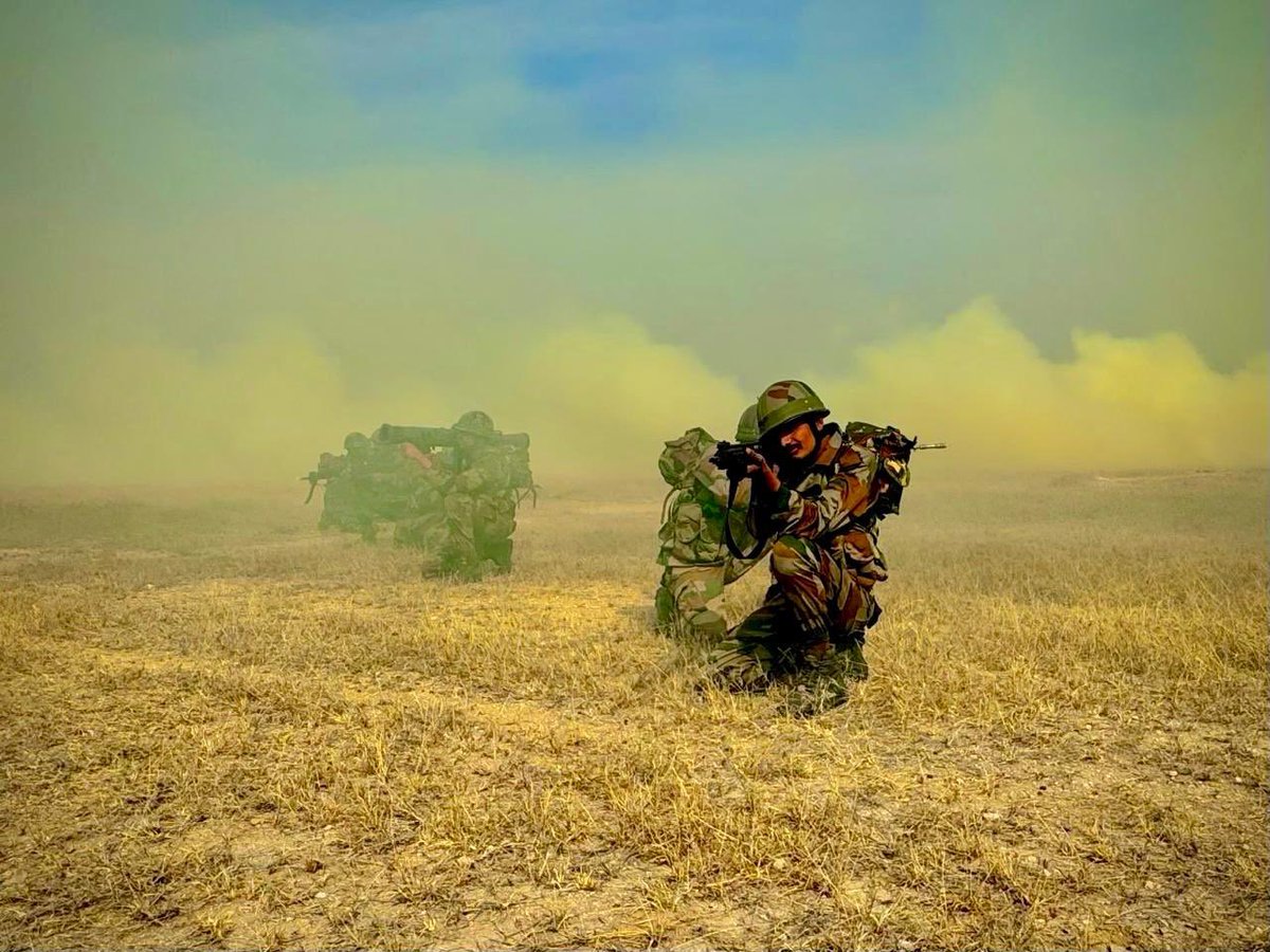 இந்திய இராணுவத்தின் #battleaxedivision வீரர்கள் பொக்ரானில் பயிற்சி மேற்கொண்ட அற்புதமான புகைப்படங்கள்