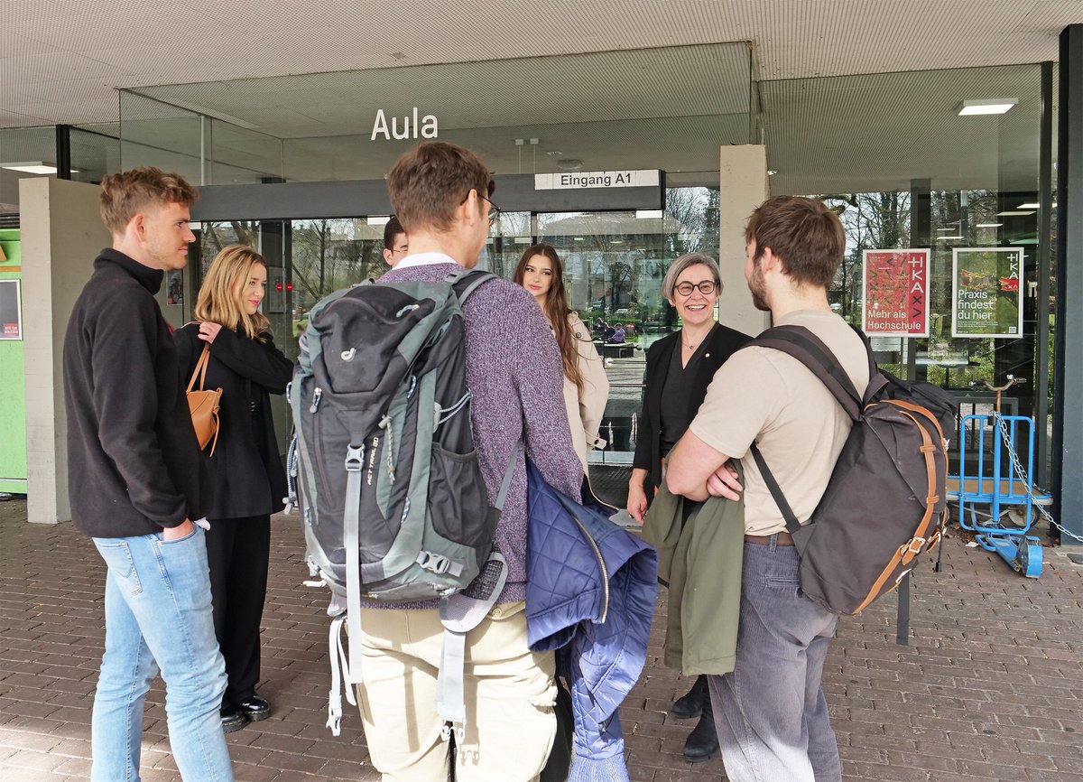 Start ins Sommersemester an der HKA: 752 Erstsemester werden persönlich und per Live-Stream von der neuen Rektorin Prof. Dr. Rose Marie Beck an der Hochschule Karlsruhe begrüßt. Wir wünschen allen einen guten Start ins Studium 🎓 h-ka.de/die-hochschule…