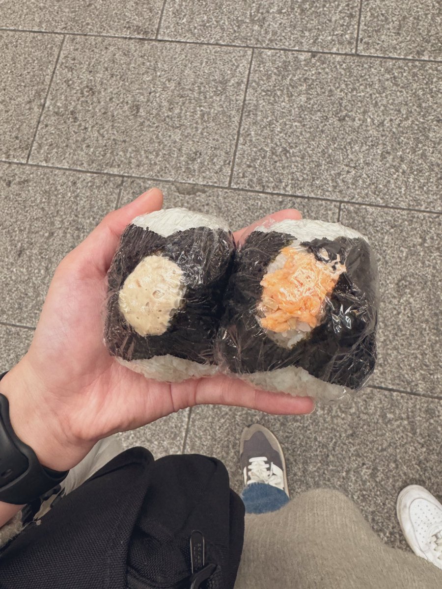 OjoOjyo's tweet photo. 疲れたなぁ、、仕事も人生も🫠
おにぎり食べ歩き楽しかったなぁ https://t.co/9tIi8YeVZv