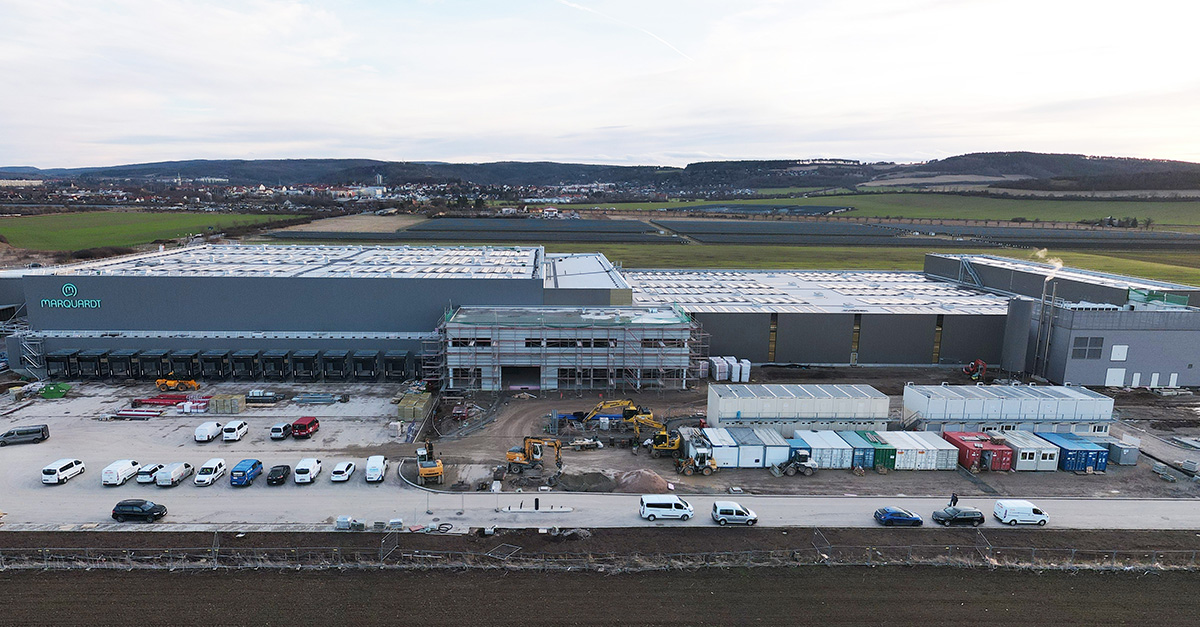 Von der Landstraße aus ist das #Marquardt Logo bereits gut sichtbar: Am #ErfurterKreuz stellen wir derzeit unser zweites Werk fertig. Auf einer Fläche von über 20.000 Quadratmetern beginnt Mitte 2024 die Produktion von #Batteriemanagementsystemen. tinyurl.com/29ph5nm4