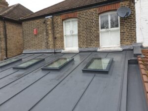Discover the benefits of EPDM and GRP flat roofing. SM Roofline offers seamless installs, durability, and 20-year guarantees. smroofline.com/choosing-the-b… #Roofing #EPDM #GRP #FlatRoofing #QualityInstallation #HomeImprovement #RoofingServices #Durability #ExpertInstallers