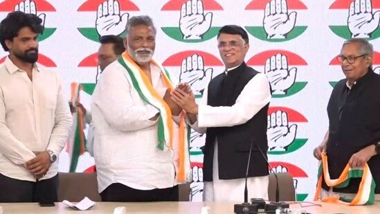 NewscrunchInfo's tweet photo. आज दो पूर्व और एक वर्तमान सांसद कांग्रेस में शामिल हुए |

1. बिहार से पप्पू यादव ने अपनी पार्टी का कांग्रेस में विलय किया |
2. जम्मू कश्मीर से पूर्व सांसद चौधरी लाल सिंह कांग्रेस में शामिल हुए | 3. यूपी से बसपा सांसद दानिश अली भी कांग्रेस में शामिल हुए|

#INC #CongressParty https://t.co/ZSROTZON4F