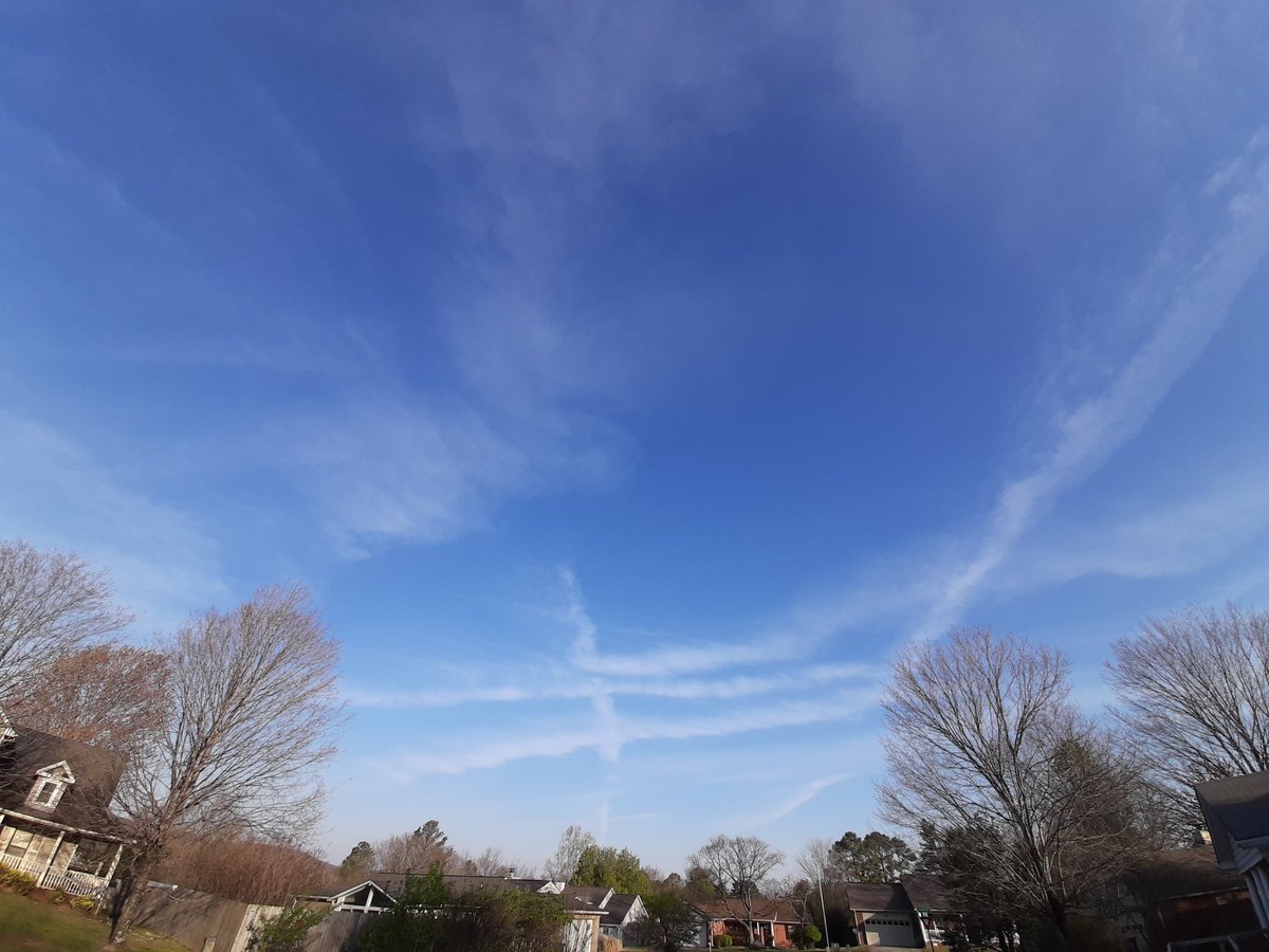 BMeredeath's tweet photo. They couldn't stand the clear blue sky with shapeshifting cumulus the last 2 days. There's already an ugly orange gray haze working up over #Huntsville at 8am.
#weather #climate #GeoEngineering #contrails #chemtrails #persistentcontrails https://t.co/AiRhgjOxql