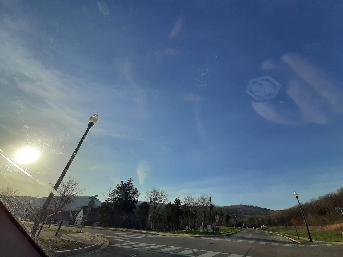 BMeredeath's tweet photo. They couldn't stand the clear blue sky with shapeshifting cumulus the last 2 days. There's already an ugly orange gray haze working up over #Huntsville at 8am.
#weather #climate #GeoEngineering #contrails #chemtrails #persistentcontrails https://t.co/AiRhgjOxql