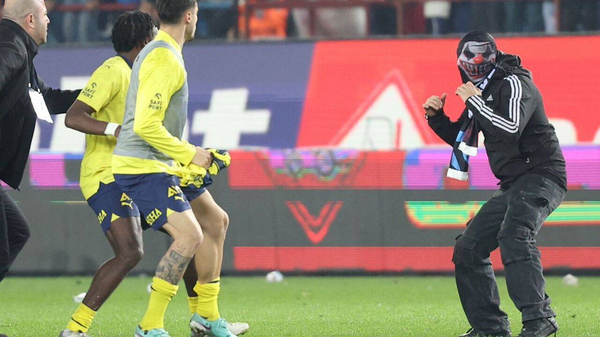 BirGun_Gazetesi's tweet photo. Sahaya ilk atlayan maskeli saldırganın ifadesi ortaya çıktı:

"Amacım futbolculara soyunma odasına gidin demekti. Karşı taraftan darbe alarak yere düştüm. Sahaya girdiğim için pişmanım. Asıl mağdur ben oldum”

https://t.co/WnbVIcovXu https://t.co/BXx4GEtYUb
