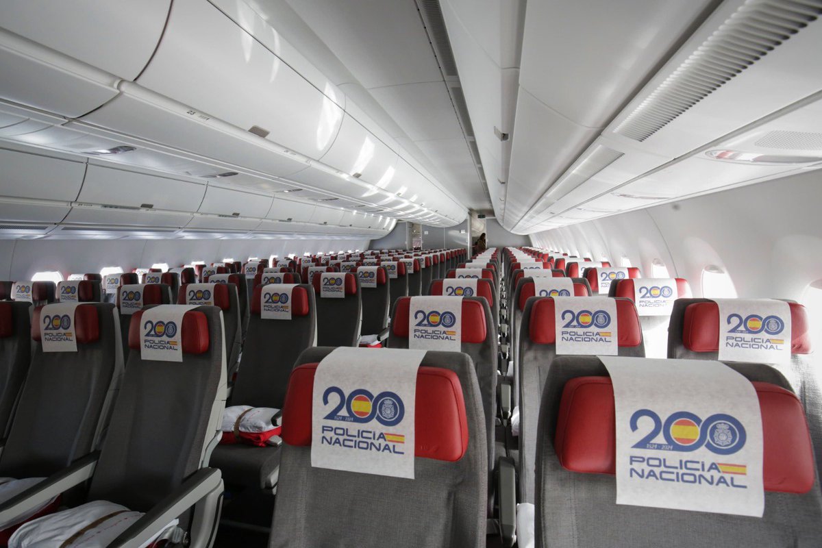 "Hoy <a href="/Iberia/">Iberia</a> nos permite este fabuloso acercamiento a los ciudadanos, para que tengan muy presente que su <a href="/policia/">Policía Nacional</a> bicentenaria les acompaña siempre por muy lejanos que sean sus trayectos ✈️” 💙

#BicentenarioPolicia 
#ComprometidosContigo