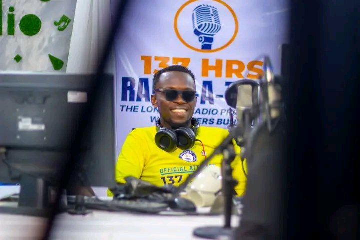 EkeminiDavid4's tweet photo. @GWR Nigeria's Peters Buhari is on the @GWR attempt for the longest radio hosting by an individual. Since Sunday, he's 56hrs in and has till Saturday to beat the 137hrs bench target.

#137hrsradioathon
#PetersTalk
#radioathon
#GWR https://t.co/eOr6p8DwxV