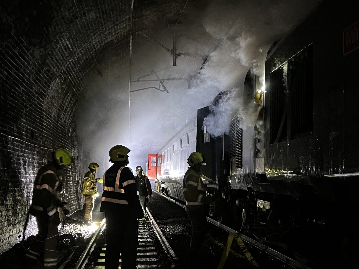 🚨On Saturday we were joined by our blue light partners to test our joint emergency response plans 🦺Practical training exercises like this one held in the railway tunnel just outside #SuttonColdfield means we're prepared to respond if needed 🚒🚑🚓 ➡️gloo.to/6Rw4