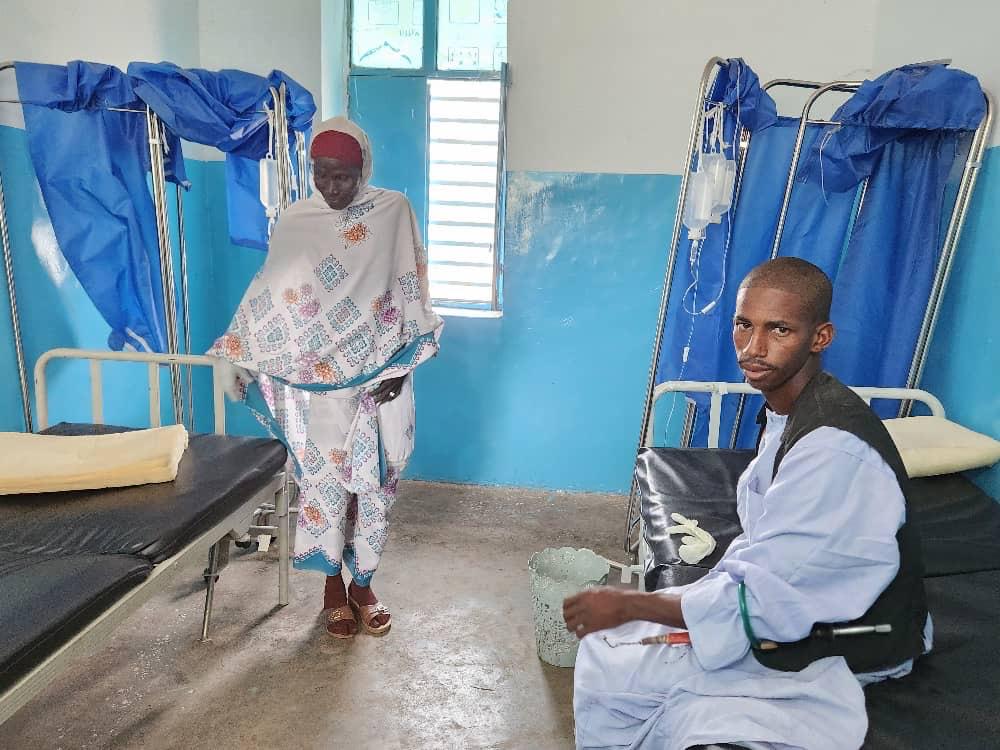 🙏Thanks to @EU_SUDAN, in 2023, UNHCR built a Health Center in Bau, Blue Nile🇸🇩,bringing essential healthcare closer to the Sudanese who previously had to travel long distances for treatment. Now, the community is stepping up, constructing accommodation for medical personnel🧑🏽⚕️