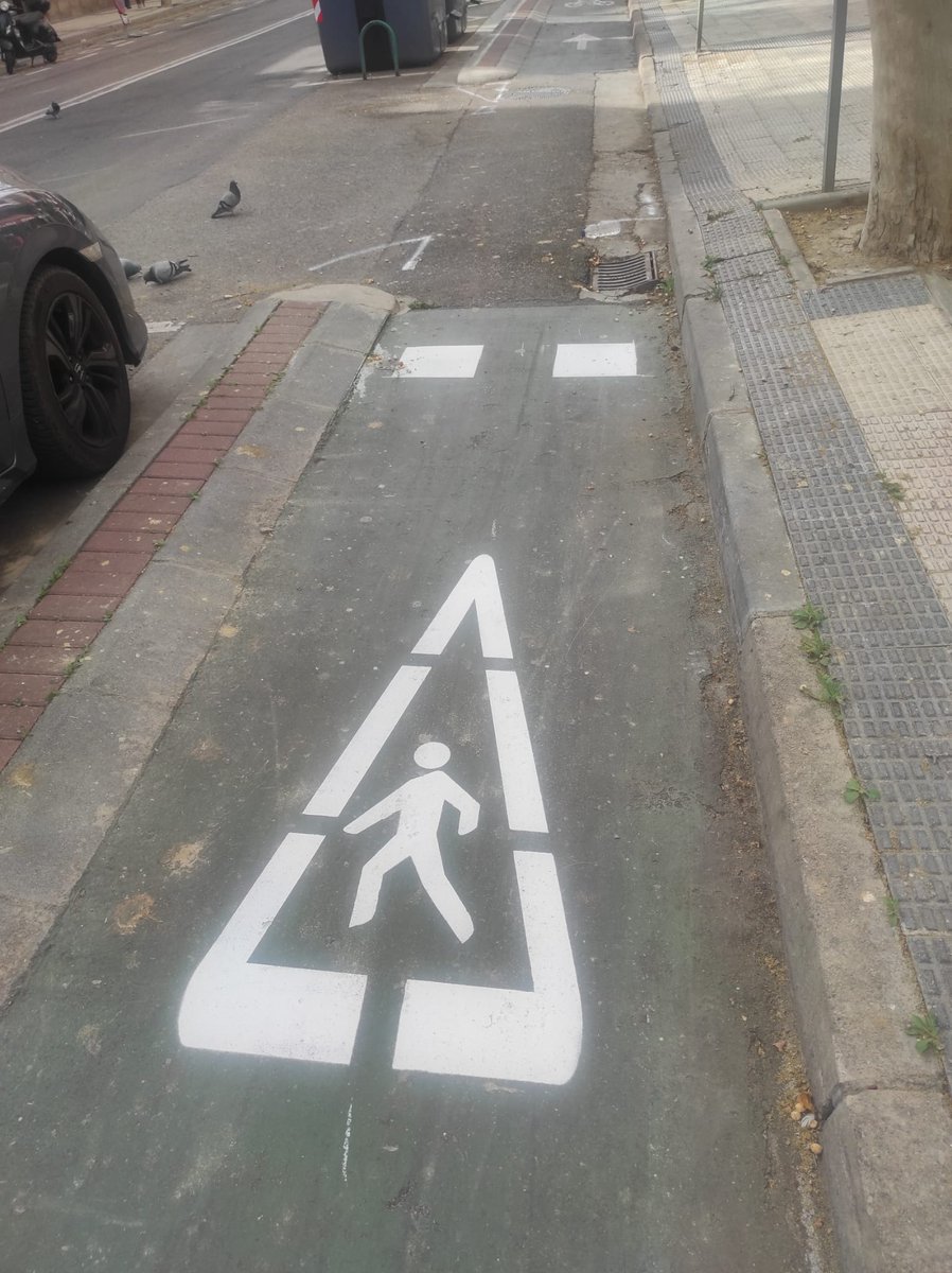 El <a href="/zaragoza_es/">AyuntamientoZaragoza</a> se preocupa de avisar <bien hecho> del posible peligro de que la gente cruce el carril bici para acceder a los contenedores. Pero ¿Cuando se va a preocupar de diseñar los carriles bici cómodos, anchos y seguros? Obsérvese la rigola de la que no advierten👀