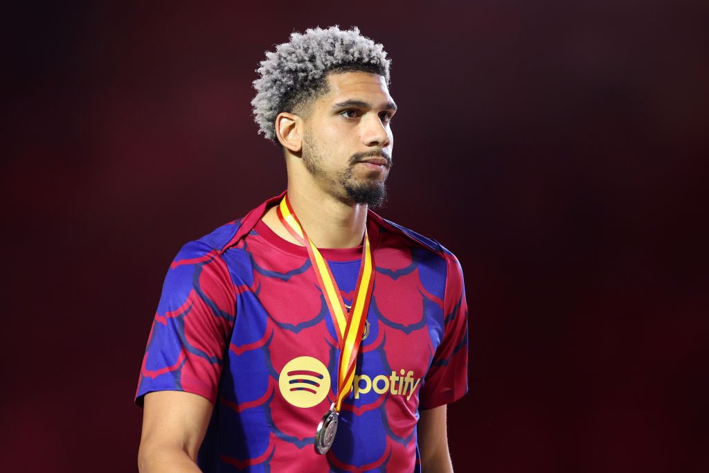 🚨🔵🔴 Barça director Deco: “Ronald Araújo’s contract? Araújo will sign new deal, if he wants”.

“We will make an effort because he deserves that. Our effort as club is to keep the best players we have”.