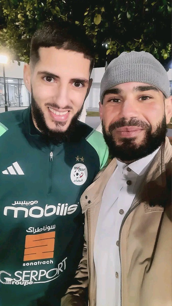 AlgMixx's tweet photo. لاعبو المنتخب الجزائري برفقة الإمام الذي صلى بهم صلاة التراويح 🇩🇿❤

#Algerie #Algeria #Ramadan #TeamDz #رمضان #الجزائر https://t.co/swhhlc4Y2Q