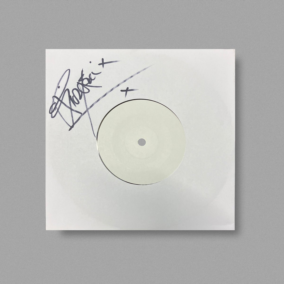 📣 Have you heard … Limited test pressings for this year's Secret 7' tracks have been added to @peggy to raise vital funds for @WarChildUK! Some are signed by the artists and a few even come with artist-designed sleeves! 🔗Bid now: peggy.com/@secret_7
