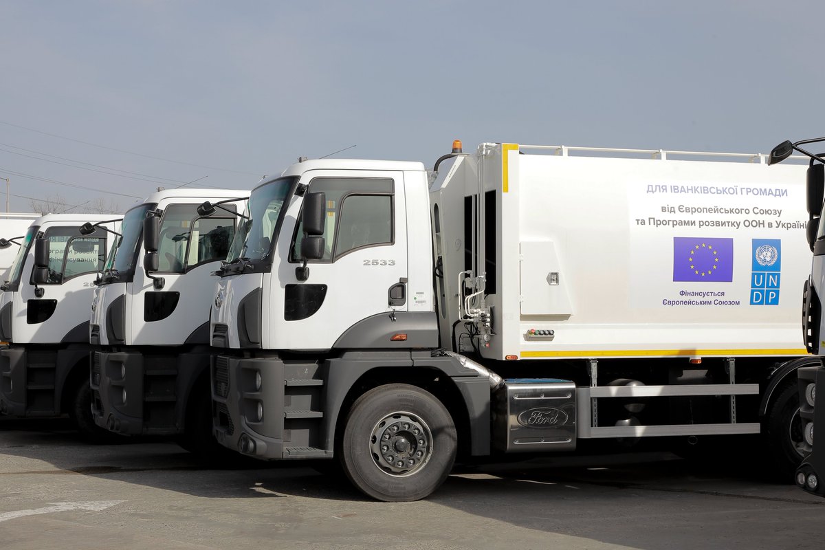 15 waste collection trucks were handed over to communities of Kyiv & Chernihiv regions 🇺🇦#Ukraine. With @JapanGov & 🇺🇳 @UNDPUkraine we support more efficient & greener waste management practices in 🇺🇦. #EUForeignPolicy #StandWithUkraine
