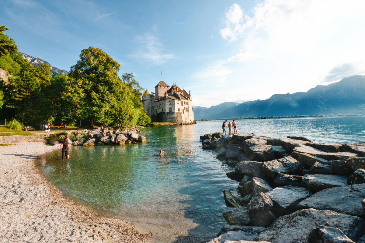 La petite plage du château de Chillon Suisse 🇨🇭