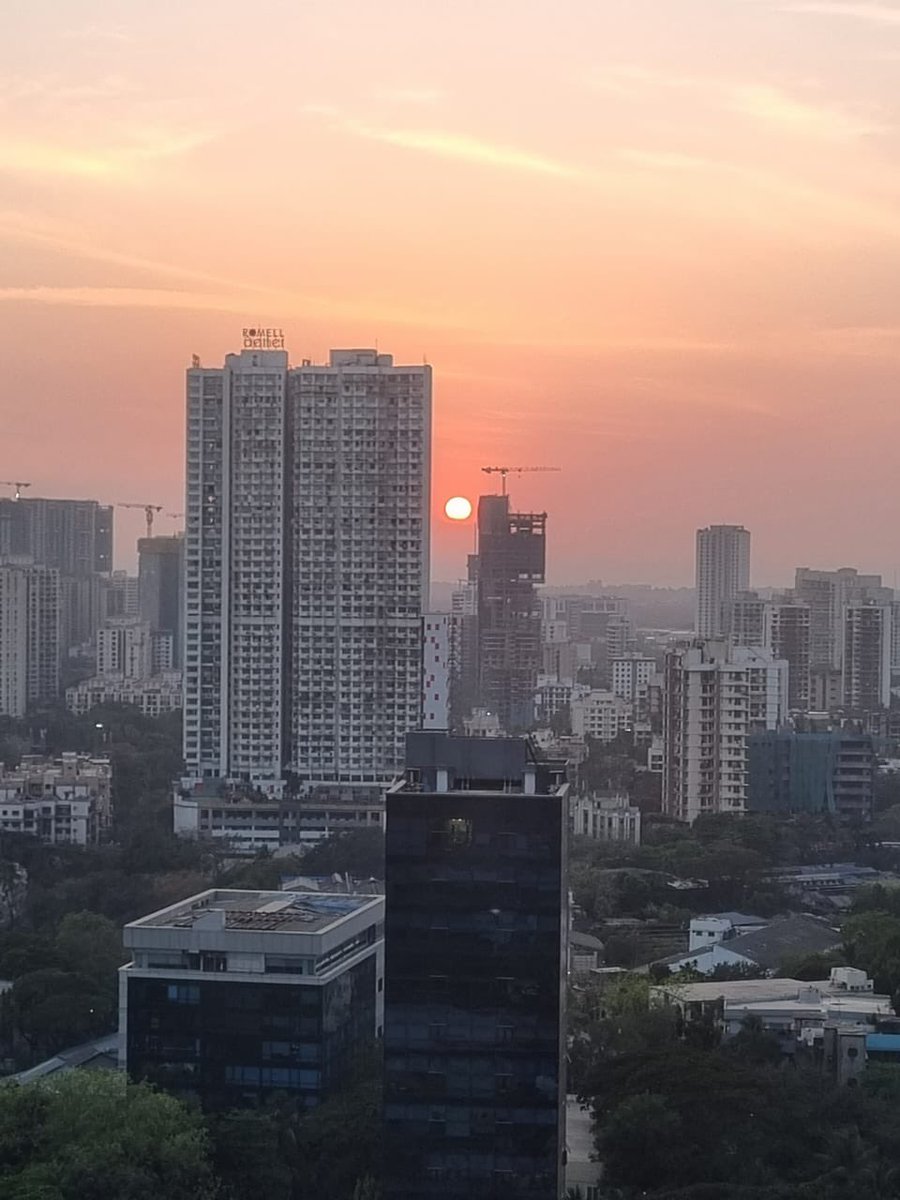 Beautiful sunset from #HavasVillage Mumbai - thanks @NarayanPrachi for sharing. #MojoChasingSunsets