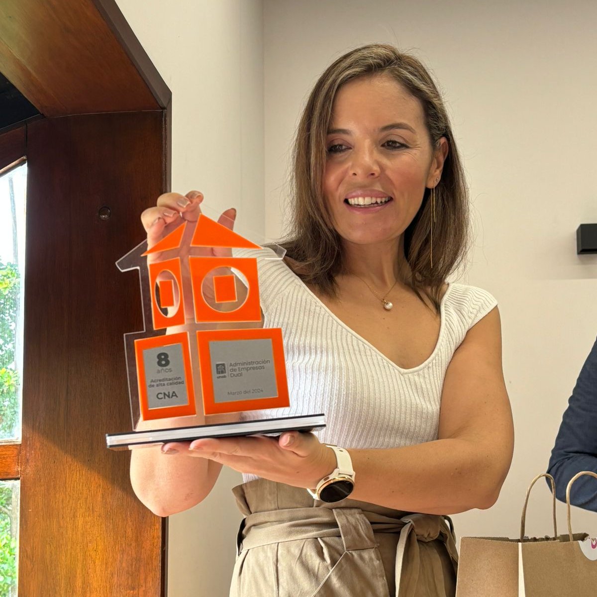 unab_online's tweet image. #AEstaHora I ¡8⃣ años de excelencia educativa 👏🏼! Empresarios, graduados sobresalientes y el equipo directivo del programa de Administración de Empresas Dual celebran con orgullo la renovación de su Acreditación de Alta Calidad 🧡.

#OrgulloUNAB #EducaciónSuperior #Santander