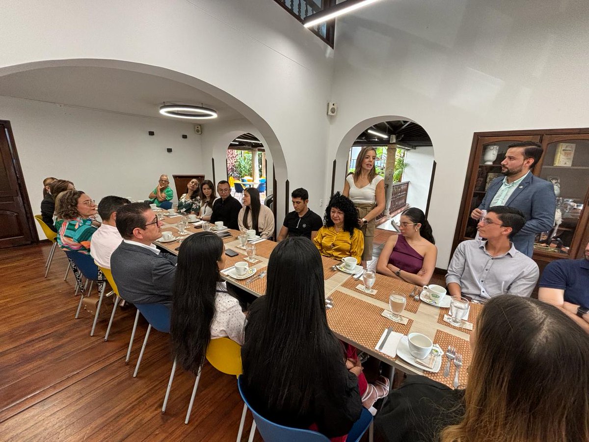 unab_online's tweet image. #AEstaHora I ¡8⃣ años de excelencia educativa 👏🏼! Empresarios, graduados sobresalientes y el equipo directivo del programa de Administración de Empresas Dual celebran con orgullo la renovación de su Acreditación de Alta Calidad 🧡.

#OrgulloUNAB #EducaciónSuperior #Santander