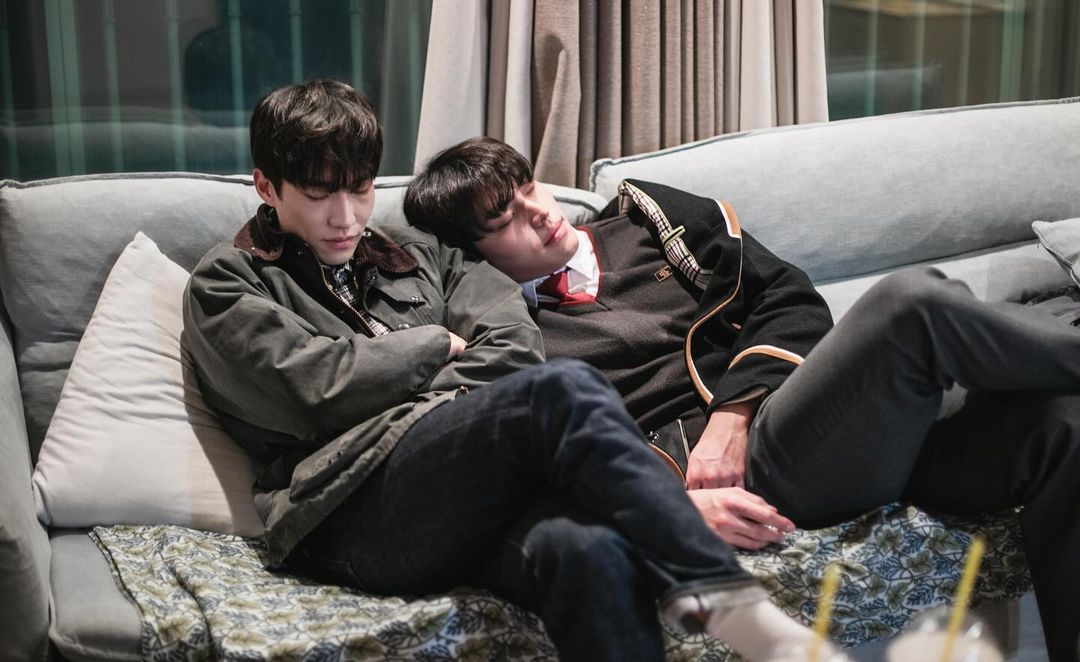 TheBLXpress's tweet photo. First visuals released for upcoming #KoreanBL #GrayCurrent starring #ChocoMilkShake actor Lee Jae Bin and Jang Woo Young. Portrays the story of two childhood friends who end up as roommates and get closer.
#회색기류 https://t.co/UpVkJgPfX2