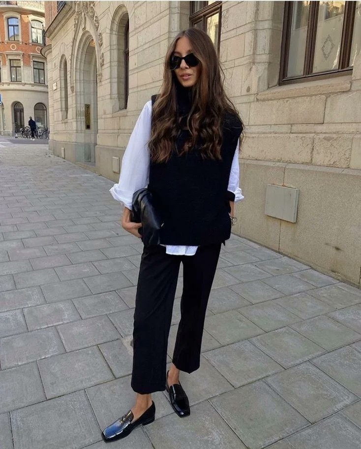 Matchedstyling's tweet photo. Work wear doesn't always have to include heels. Here are some of our favourite looks that are great for work and for comfort. Are you more of a sneaker or loafer girl at work?
#WorkWearWednesday
#GirlTalkZA https://t.co/AUAGGi67wf