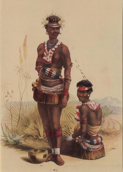 SabeloMntungwa_'s tweet photo. @Innocent_Zikky These are Nguni maidens in traditional wear, the attire dates back to ancient times. Girls who are are still virgins and aren't married dress freely in expression of their purity and freedom. We see beauty instead of sexualising them. https://t.co/lNndY4Niyz