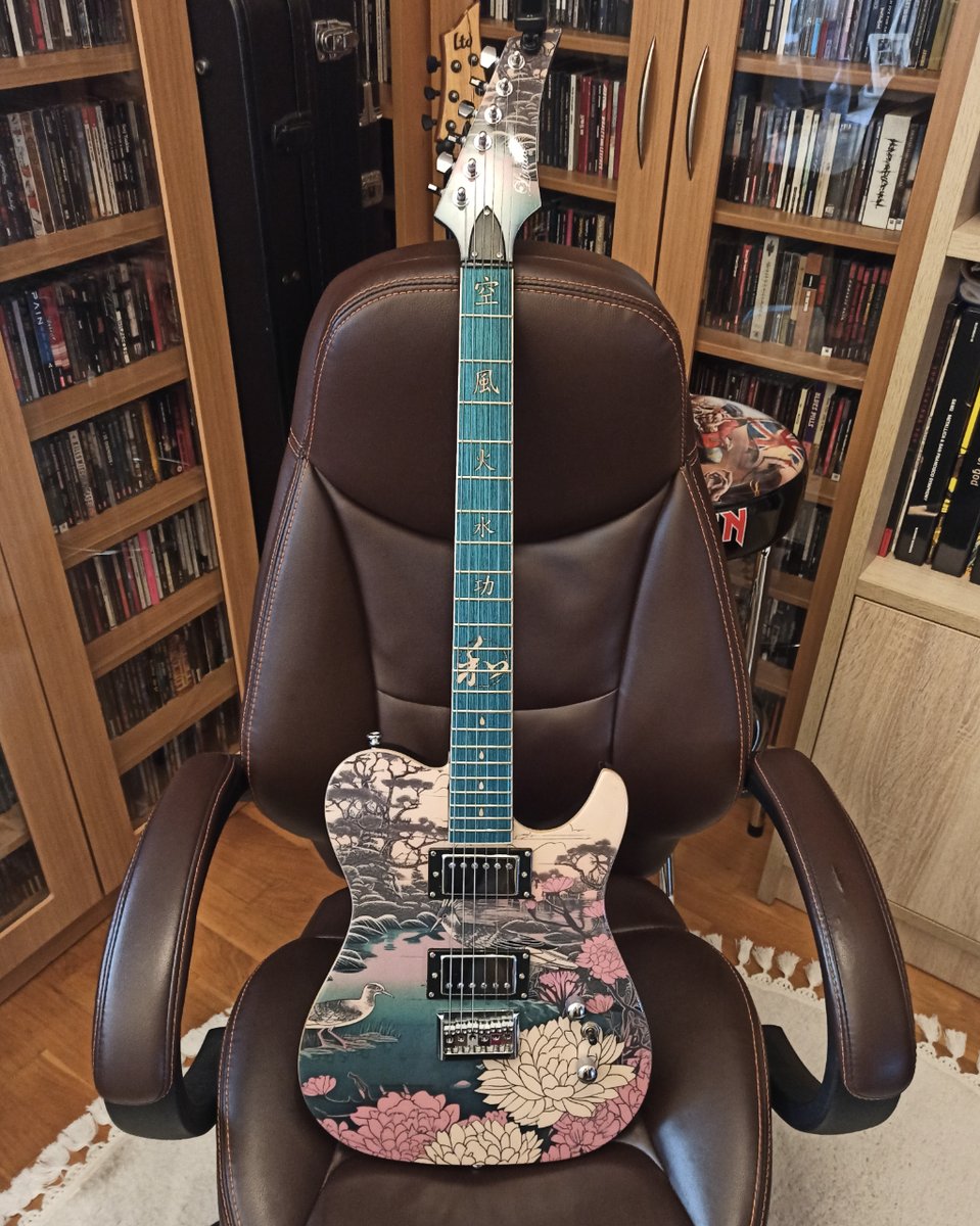 We love this photo of the Lindo Koya from a customer in Greece! Thanks to Stelios! #LindoGuitars #Lindo #Koya #LindoKoya #ElectricGuitar #Guitar #HeavyMetal #Music #MusicRoom #Guitarist #Japanese

lindoguitars.com/product/lindo-…