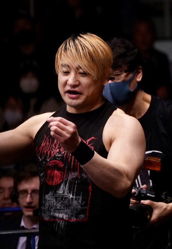 何か口に入ってしまってぺっぺっとするSHOくん

#njpw #njcup #SHO