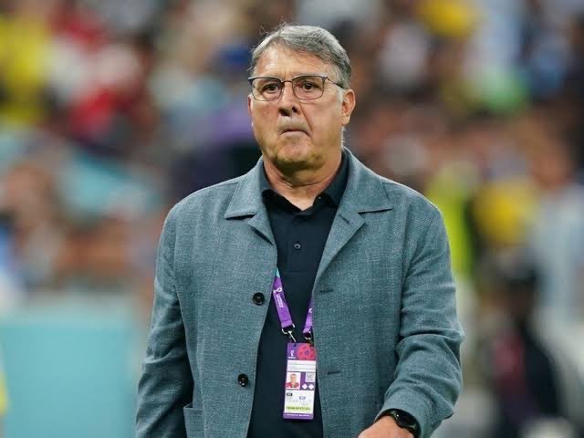 Como siempre, el aficionado mexicano se esconde en que alguien le ‘robó’ o que su técnico ‘vendió’ el partido.

Tata Martino NO se dejó comprar de ninguna manera por Argentina. De hecho la realidad es peor. 

Le dio tanto pinche miedo y tuvo tanta desconfianza en sus futbolistas,