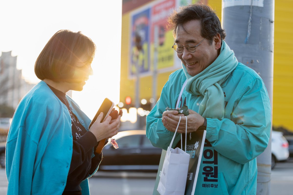 <수완지구에서 퇴근인사> 
차 창을 열고 경적을 울리며 손을 흔들어주신 분, 멀리서 달려와서 손잡아주신 분, ‘화이팅’을 외쳐주신 분들 덕분에 힘이 났습니다. 저희 새로운미래 색깔의 옷을 입고 오신 분께서 주신 핫팩 덕분에 마음까지 따뜻해졌습니다.
