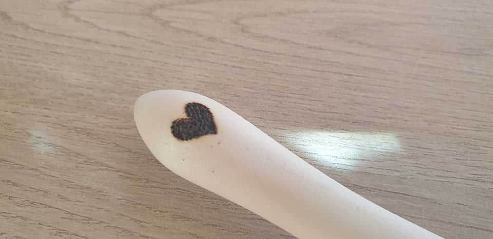 Je ne m'ennuie jamais.
Un bout de noisetier, mon couteau et ça vient tout seul tout en regardant l'océan...
Coeur pyrogravé et vitrificateur.