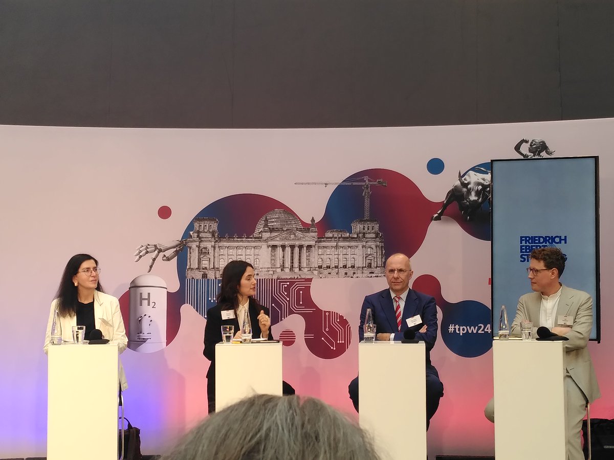 Spannende Diskussion zu europäischer Wirtschafts- und Industriepolitik und bisherigen Problemen zwischen @HeleneSchuberth, Hr. Deutsch (@Der_BDI) und @niredeker, moderiert von Dominika Biegon (@dgb_news).
#TPW24