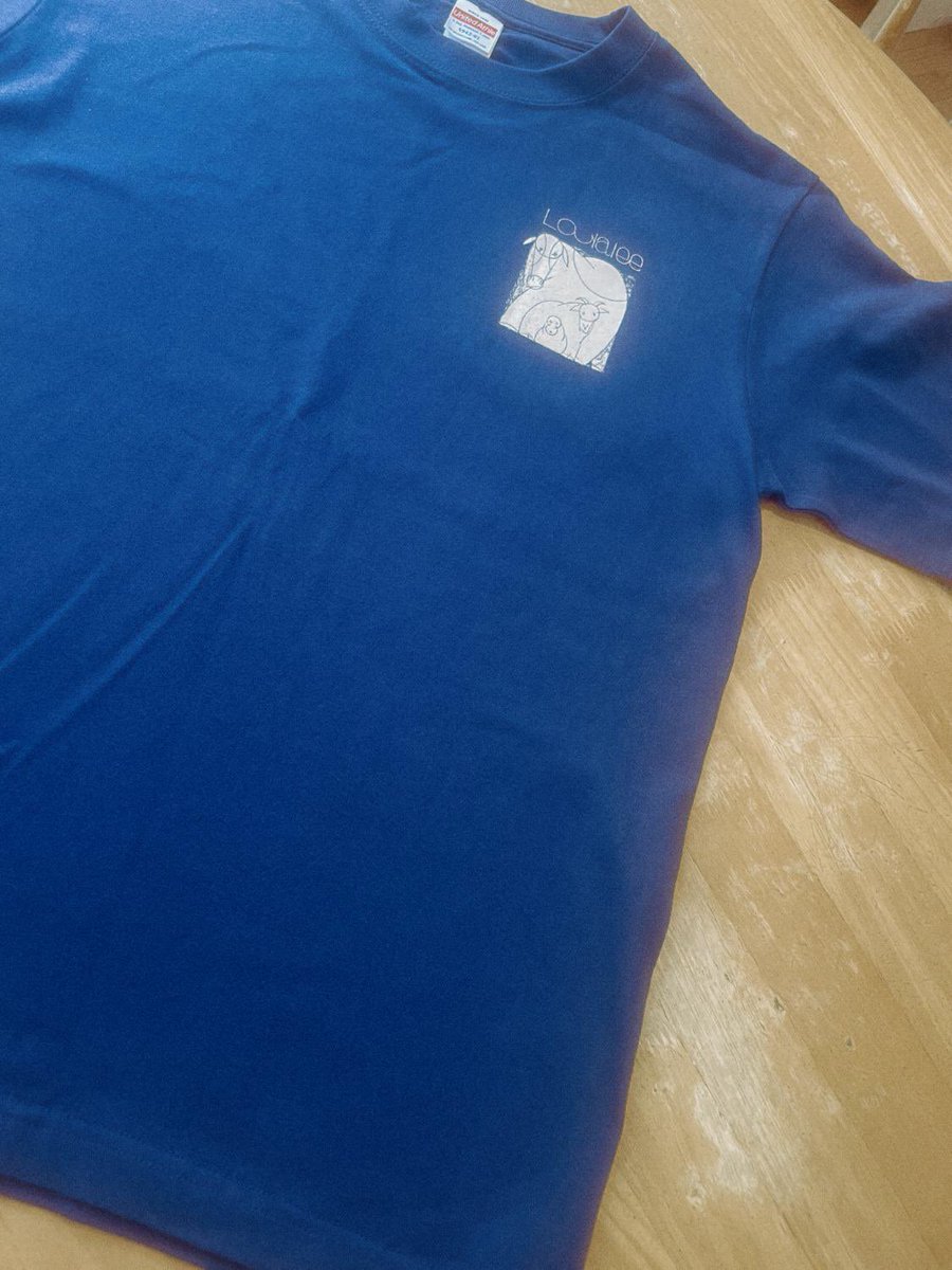 ✩グッズ紹介✩

②Loulalee 半そでTシャツ(indigo×cream)

厚手のしっかりとしたインディゴカラーのTシャツ。
クリーム色のロゴがポイント👕
シンプルで普段使いしやすいデザインですღ

design: 尾瀬四郎(<a href="/4_Z_K/">尾瀬</a> )
3/22(金) Loulalee 1st EP Release Liveより販売予定ღ