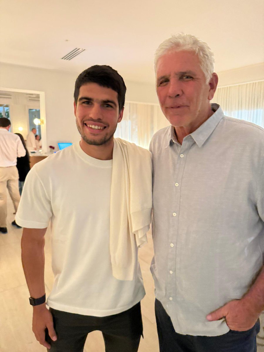 ¡ESTE ENCUENTRO! 🥰🫶 🇪🇨 @AndresGomezGogo, campeón de @rolandgarros 1990 y leyenda del tenis latinoamericano, estuvo en Miami con @carlosalcaraz. ¡Qué lujo! ✨ #CopaDavis I @MiamiOpen @FETenis