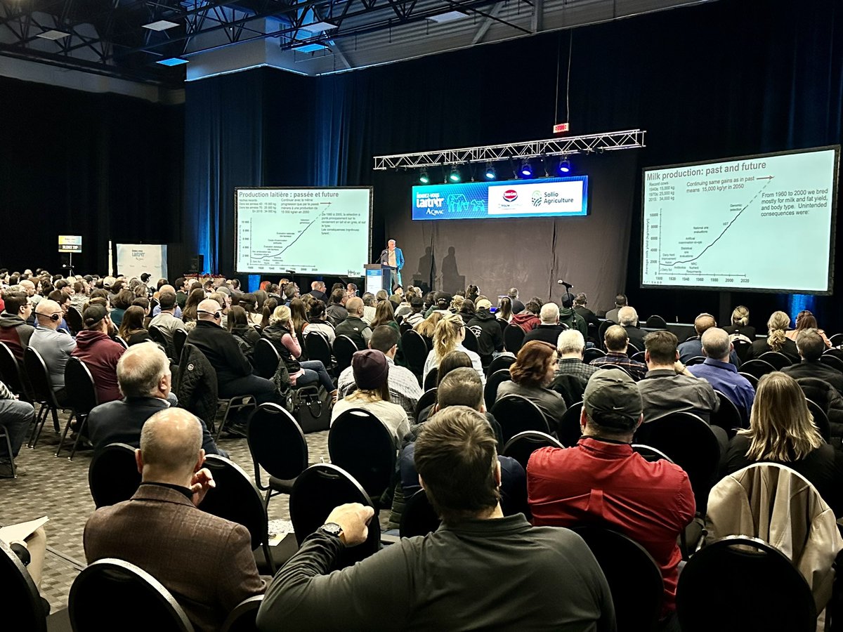 AQINAC's tweet photo. Salle comble au Rendez-vous laitier AQINAC pour le Dr. Michael VandeHaar de l'Université de l'État du Michigan. Il nous explique le programme "Feed saved", utilisé aux États-Unis pour la sélection des vaches en fonction de l'efficacité alimentaire. 
#rvaqinac https://t.co/s0ZuSg8tpP