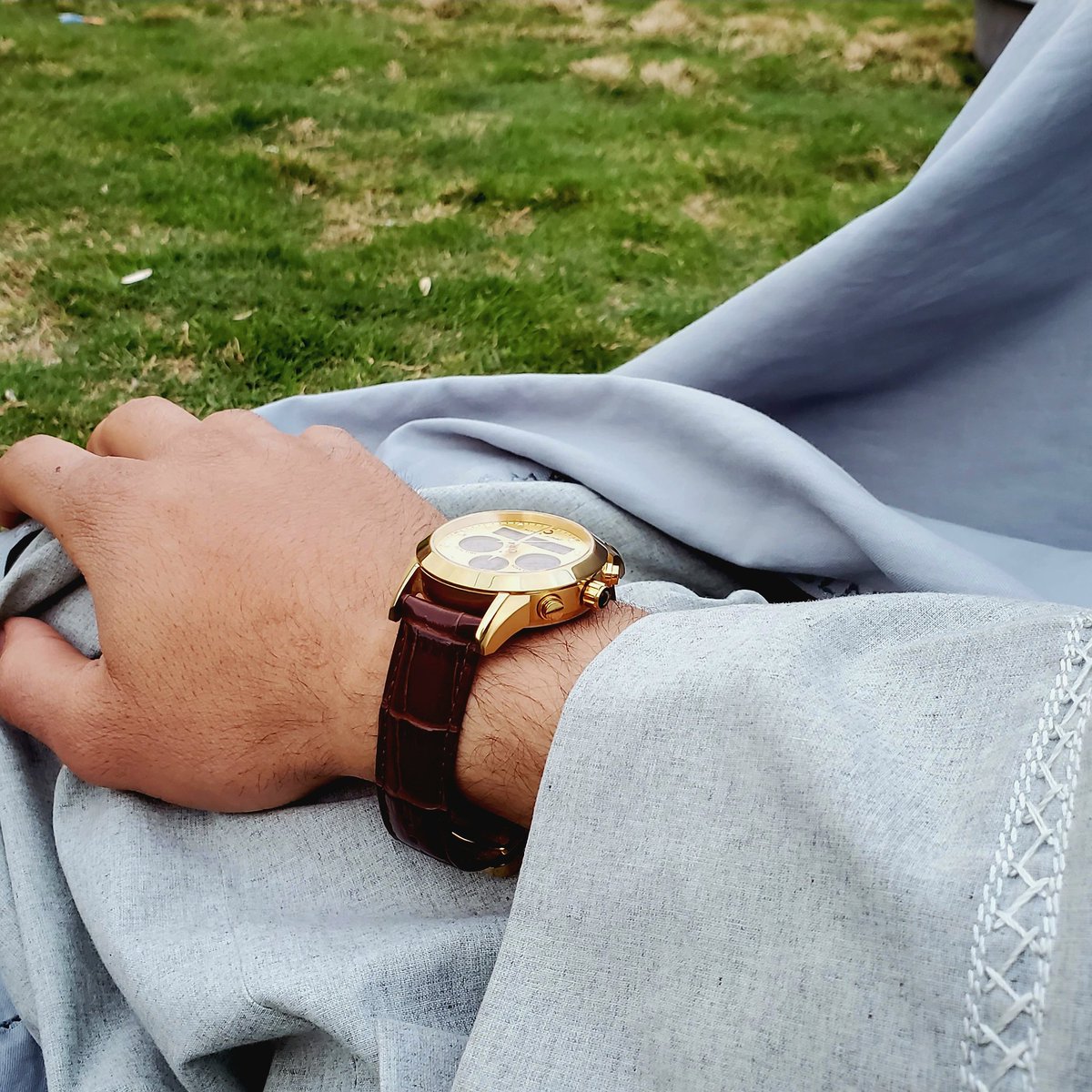 دا د اووه ديرش زره ایرو باندي چي دي دا ساعت خو موږ هم لرو .
😁