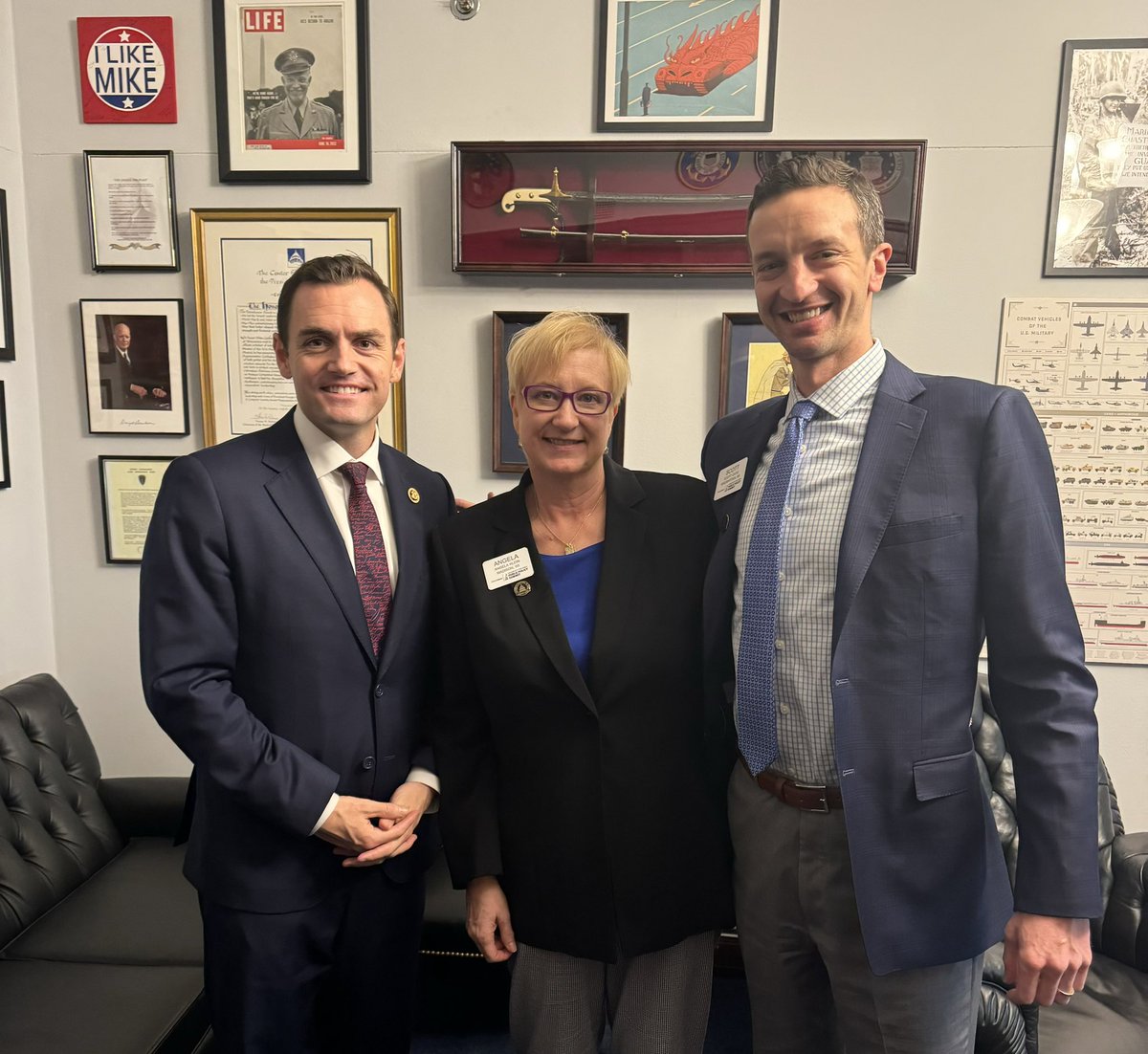 Earlier this month, Rep. Gallagher met with Edward Jones financial advisors to discuss the new Financial Literacy requirements in WI high schools, and how Rep. Gallagher’s bill can help amplify these efforts.