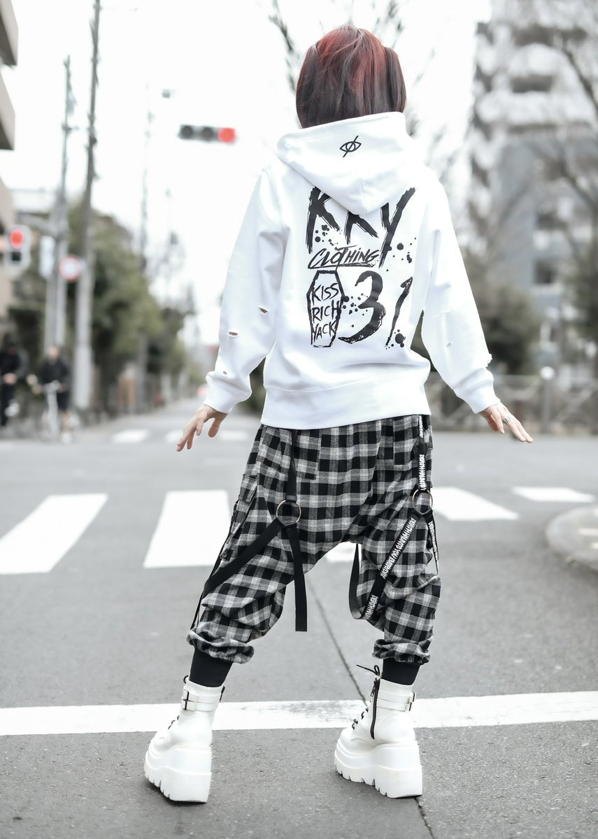 【news】
明日21:00-

「生き地獄」
オンライン販売開始†

10オンス 裏パイル地
ショート丈ダメージパーカー

今の季節に丁度良い厚さ　
合わせやすいサイジング　

着丈62身幅52

ホワイト

価格
¥7400+tax

model
東雲あめ