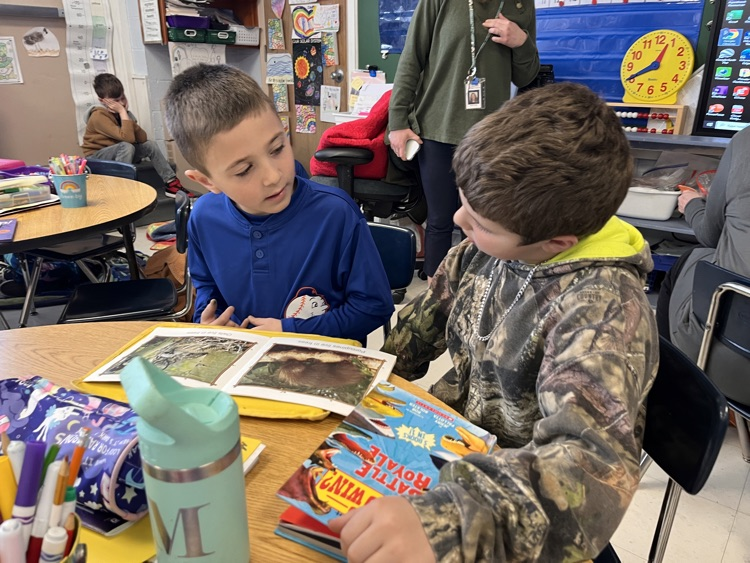 WeareMiddletown's tweet photo. Aquidneck School - Reading week is in full swing at Aquidneck! Monday was team up for reading.  Different grade levels teamed up to share the love of reading! https://t.co/peXfNGqwrT