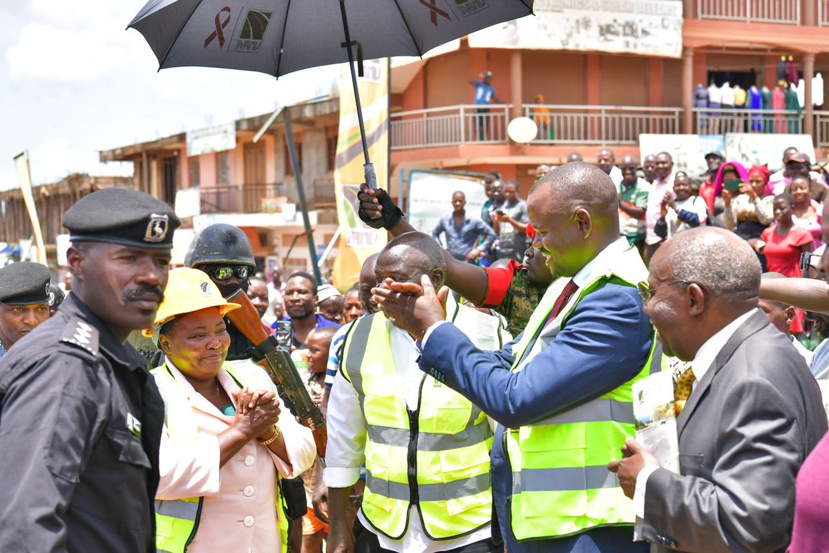 kyobesarah's tweet photo. @R_Nabbanja officiates the  groundbreaking  of Masaka- Kyotera-Mutukula road reconstruction [89.5 KM], rehabilitation of Nyendo —Villa Maria road [11 KM] &amp; access Roads [7 KM] to paved standard.
#GOUworks #UNRAworks 
@UgandaMediaCent @MoWT_Uganda @GenWamala @UNRA_UG @OfwonoOpondo https://t.co/W5a7oxnj2J